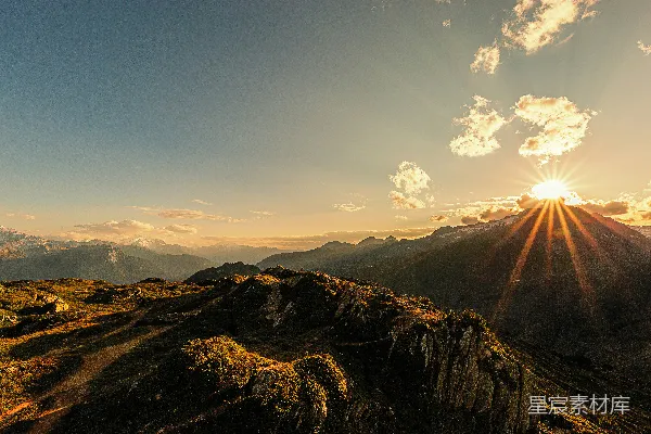高清摄影 夕阳正落在这连绵的山脉之上。