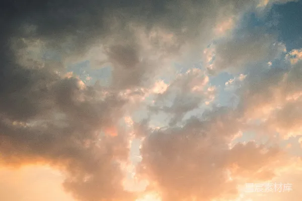 高清摄影 色彩斑斓的天空，云朵飘浮。