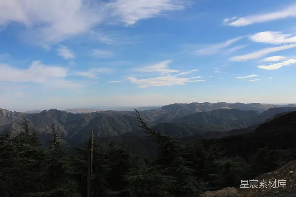 高清摄影 一片有树木和山脉的风景