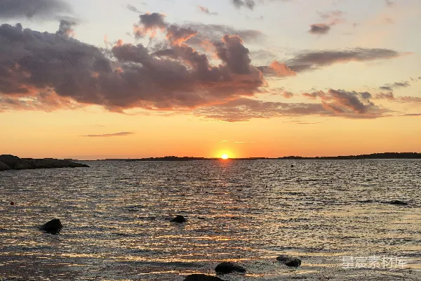 高清摄影 夕阳正在水面上落下