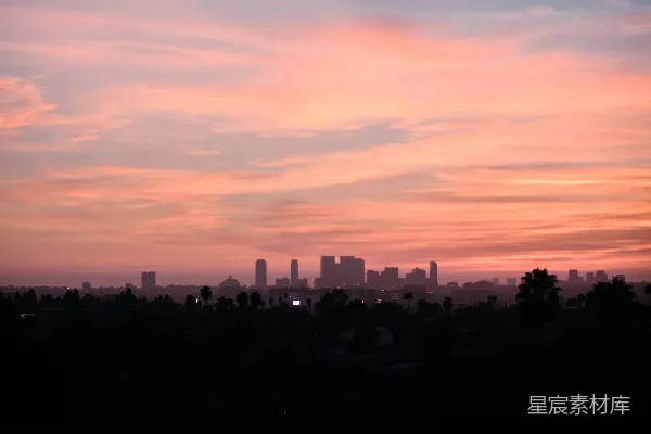 高清摄影 夕阳西下，城市上空的粉红色天空