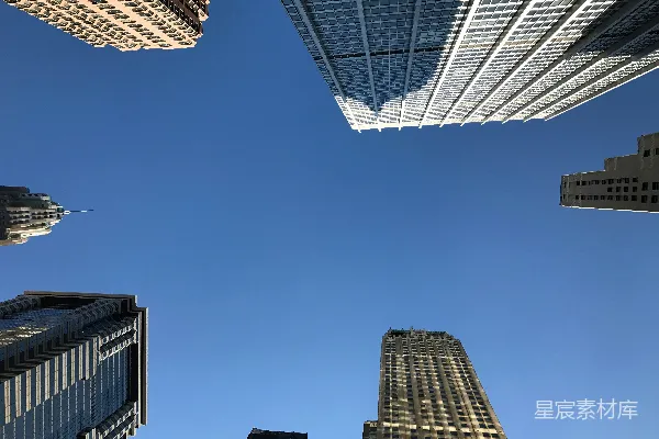 高清摄影 日间拍摄的白色和棕色高层建筑的低角度照片