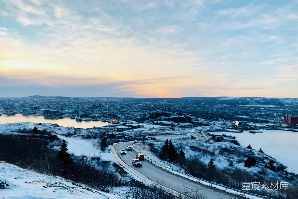高清摄影 一条雪后的道路和一片水域的景象