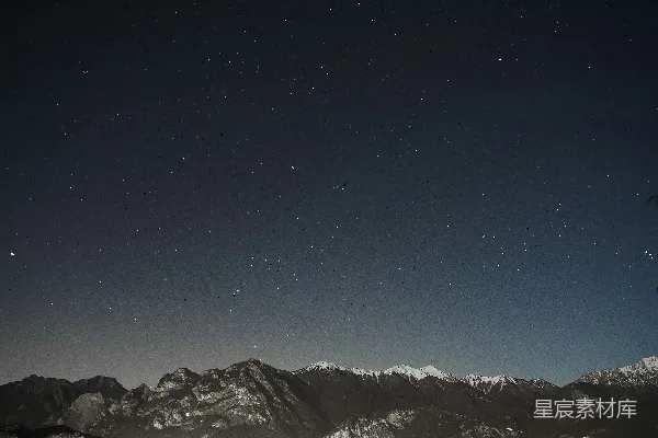 高清摄影 群山之上，星光闪烁的夜空