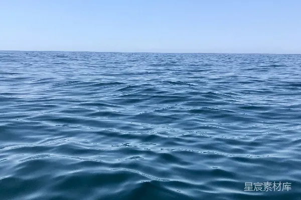 高清摄影 蓝天下的蓝色海水中，白天时分。