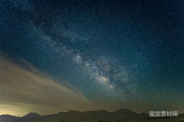 高清摄影 在山脉上方的夜空中，星星闪烁。