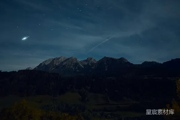 高清摄影 夜空中一轮明月和星星悬挂在山脉之上