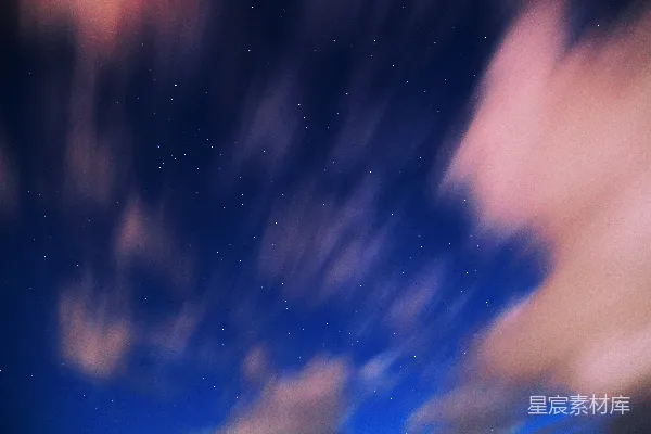高清摄影 夜空中满是星星和云彩。
