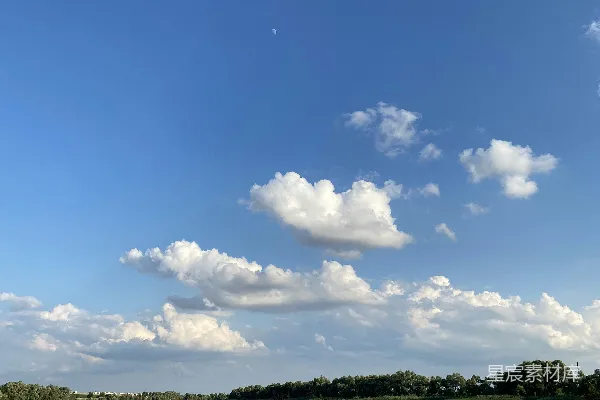 高清摄影 白天蓝天白云下的水面