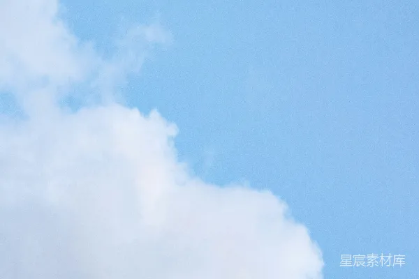 高清摄影 一架飞机在空中飞行，背景中有一朵云。