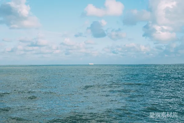 高清摄影 蓝天白云下的蔚蓝海洋