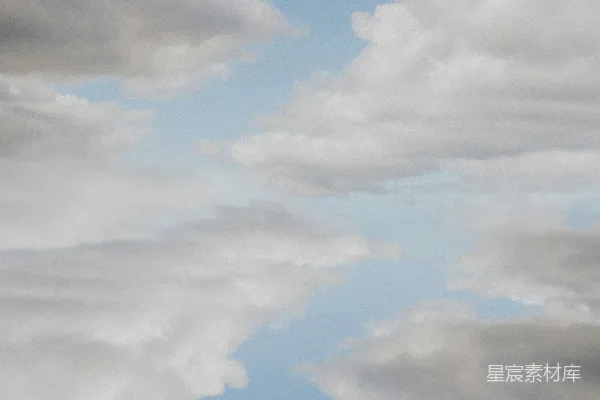 高清摄影 一架飞机在多云的蓝色天空中飞行