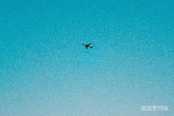 高清摄影 蓝天下的飞航飞机