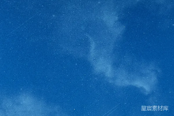 高清摄影 一片蓝天，星星点点，一架飞机在空中飞翔。