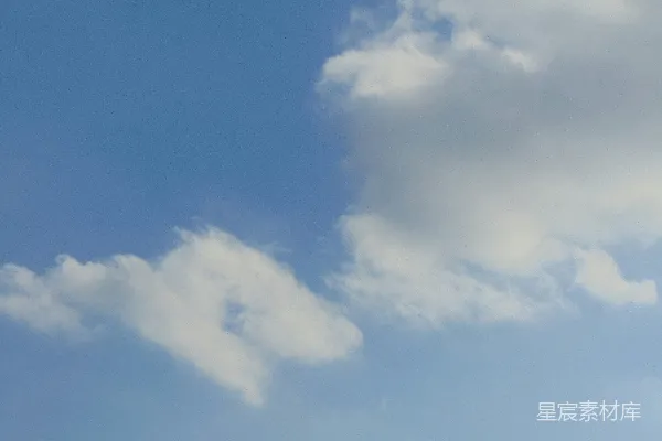 高清摄影 一群人在空中放风筝。