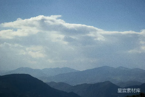 高清摄影 白天白云下的青山