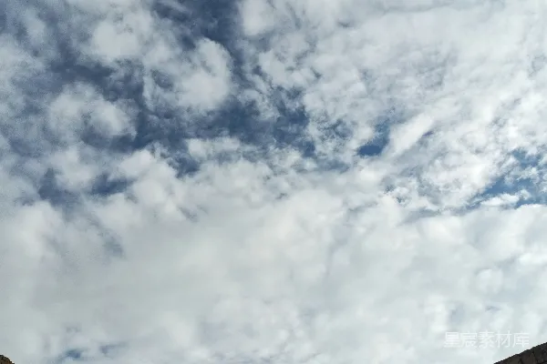 高清摄影 在多云的天空下，砖墙上的时钟