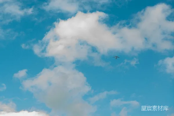 高清摄影 白天，天空中飘着白云，呈现出白色和蓝色的混合色调。