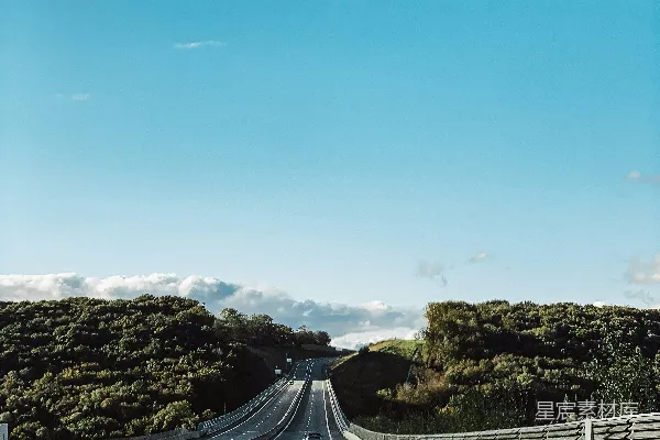 高清摄影 在蓝天下的灰色混凝土道路上，白天的景色。