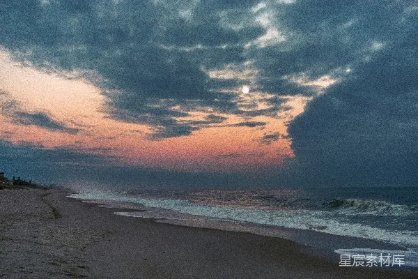 高清摄影 海浪在日落时拍打着岸边。