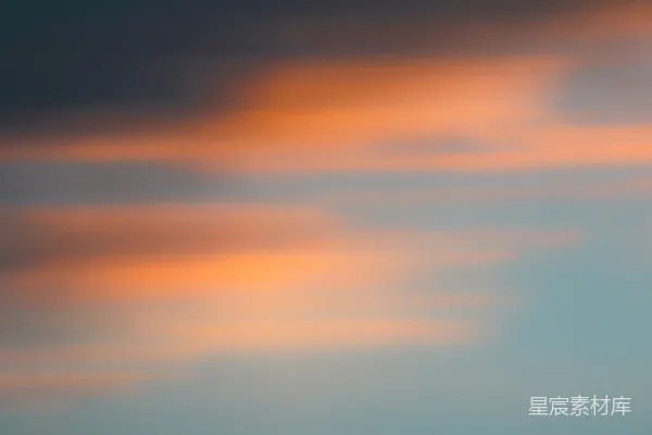 高清摄影 海面上的橙色和灰色云层