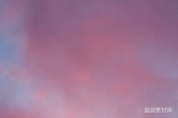 高清摄影 一架飞机在夕阳下飞行。