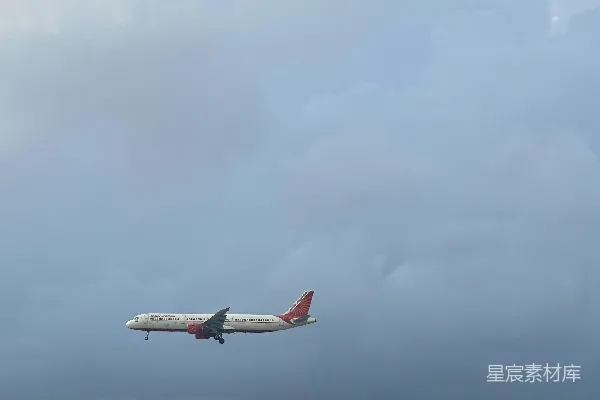 高清摄影 一架飞机在城市上空飞行