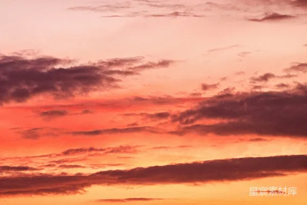 高清摄影 一架飞机在夕阳下飞过天空。