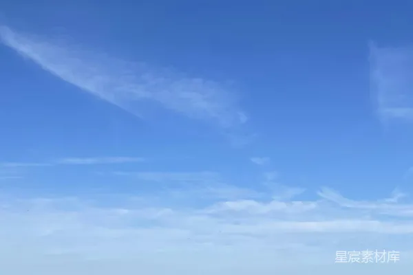 高清摄影 一艘船漂浮在一大片水域上。