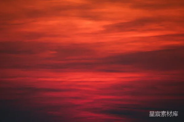 高清摄影 太阳正在地平线上缓缓落下。