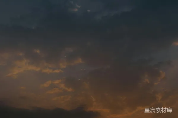 高清摄影 太阳在乌云密布的天空下缓缓落下。