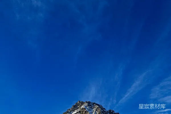 高清摄影 一座蓝天下被雪覆盖的山