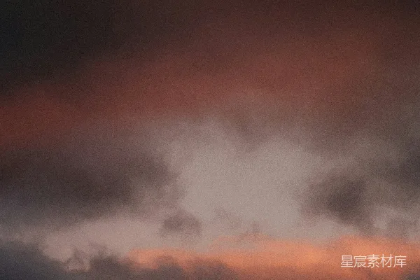 高清摄影 一架飞机在日落时分穿过乌云密布的天空飞行。