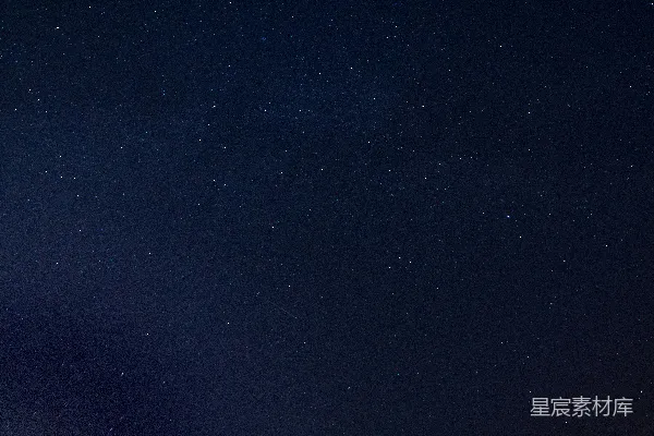高清摄影 夜空中满是星星，还飘着几朵云。