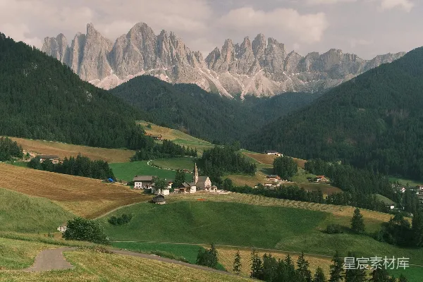 高清摄影 一座山脉的风景，前景中有一座教堂。