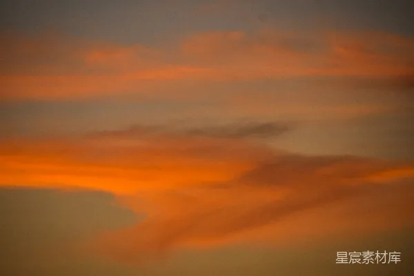 高清摄影 一架飞机在夕阳下飞行。