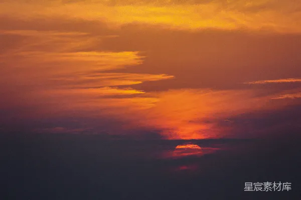 高清摄影 一架飞机在夕阳下飞行