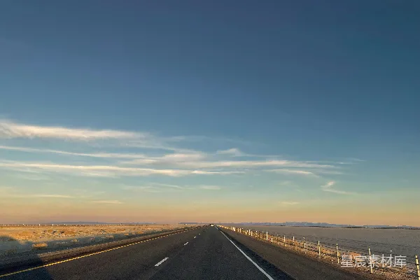 高清摄影 一条公路，背景是天空，天空中有一些云。