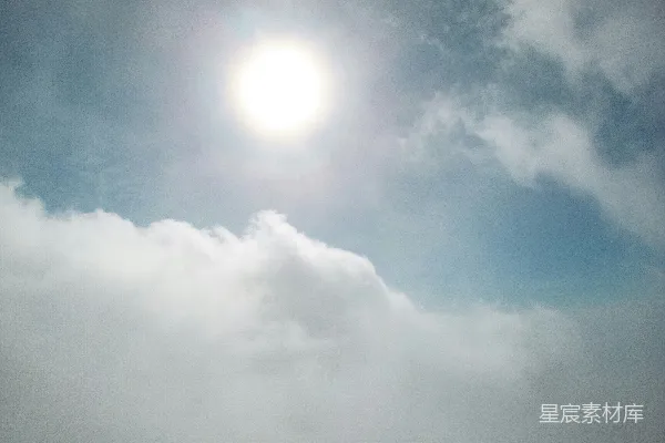 高清摄影 太阳透过云层照耀在天空中