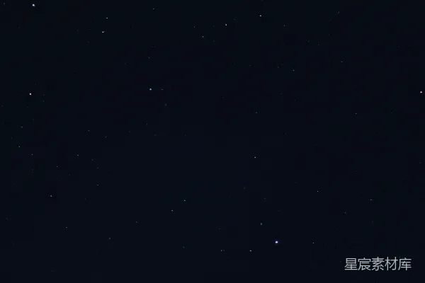 高清摄影 一个夜晚的天空中，星星闪烁，远处有一架飞机。
