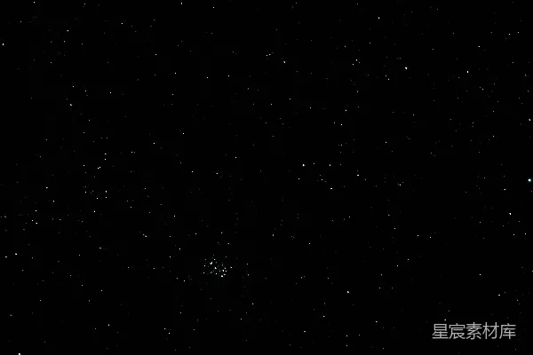 高清摄影 黑色背景上有一颗星星和一架飞机在空中。