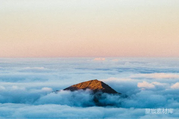 高清摄影 白天白云下的棕色山脉