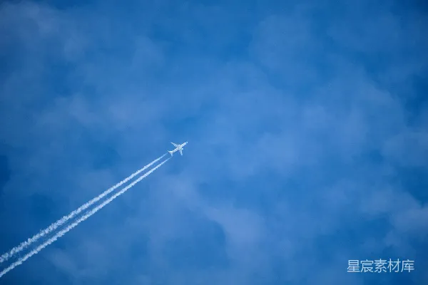 高清摄影 一架飞机在高空飞行。