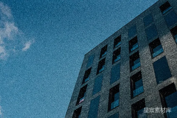 高清摄影 一座高大的建筑，有许多窗户。