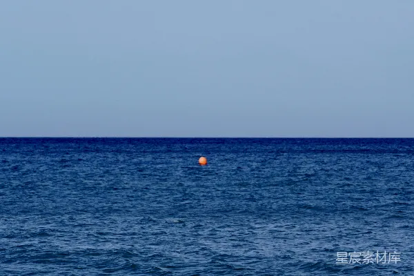 高清摄影 一个橙色的浮标漂浮在大洋中央。