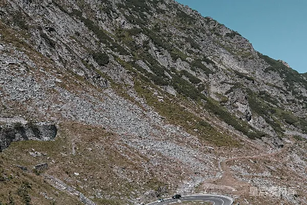 高清摄影 一条穿过山脉的道路