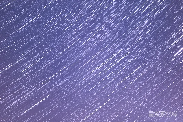 高清摄影 夜空中可以看到星轨。