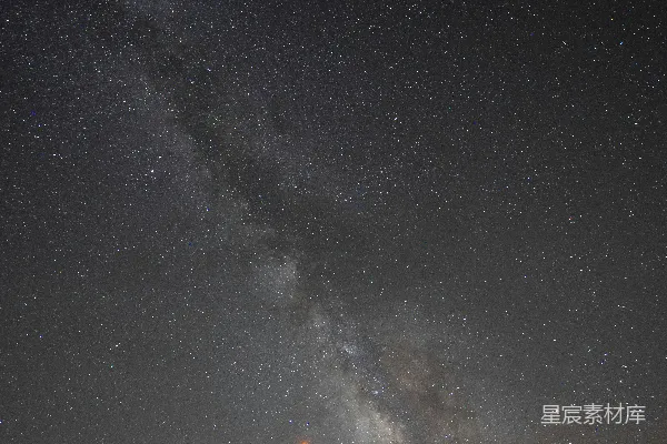 高清摄影 一个站在岩石上的身影，在夜空中