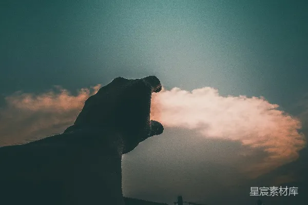 高清摄影 一座大熊雕像矗立在多云的天空前。