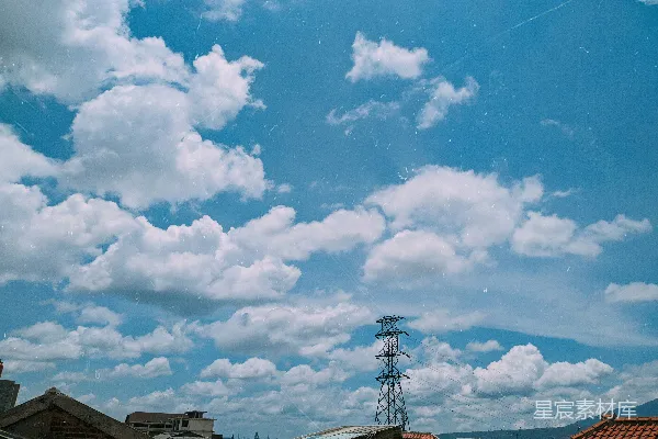 高清摄影 蓝天白云，几栋建筑